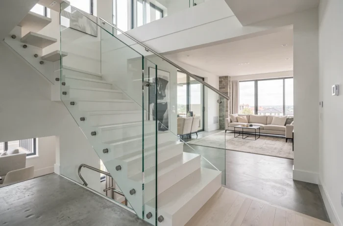 Garde-corps en verre feuilleté sur un escalier moderne ouvrant visuellement le volume de la cage d'escalier
